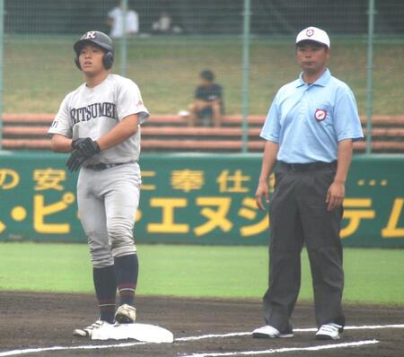 先制打を放った立命館宇治・江原（左）