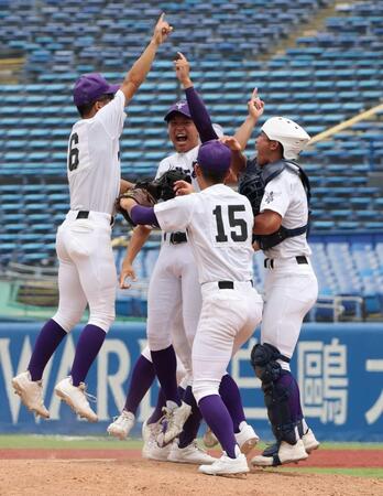 優勝に歓喜の関東第一（撮影・金田祐二）