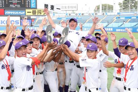 総揚げされる関東第一・米沢貴光監督（撮影・金田祐二）