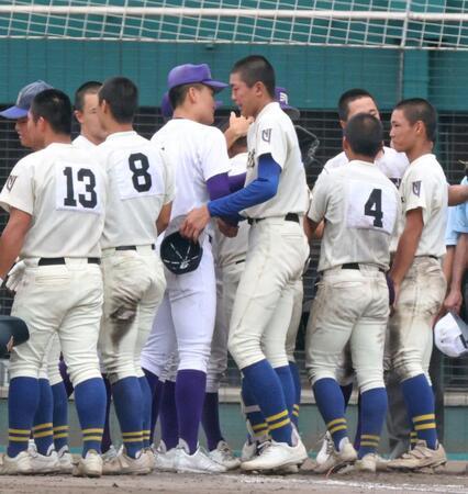 天理・長尾亮大（中央左）と涙を流しながら言葉を交わす奈良大付・新城楓雅（撮影・中田匡峻）