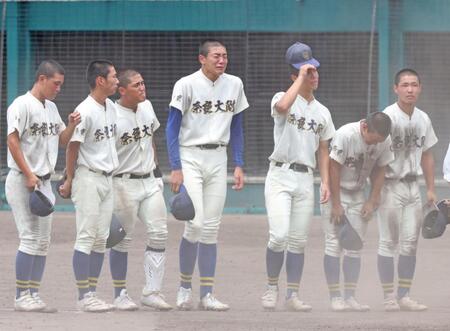 天理に敗れ、涙を流す奈良大付・新城楓雅（中央）ら奈良大付ナイン（撮影・中田匡峻）