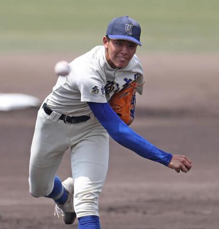 ２回、力投する先発投手の奈良大付・新城楓雅（撮影・中田匡峻）