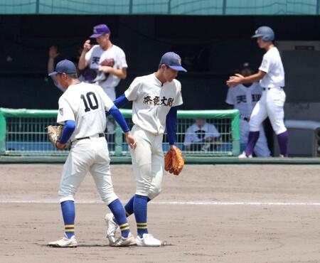 ７回途中で降板する奈良大付・新城楓雅（手前右）＝撮影・中田匡峻