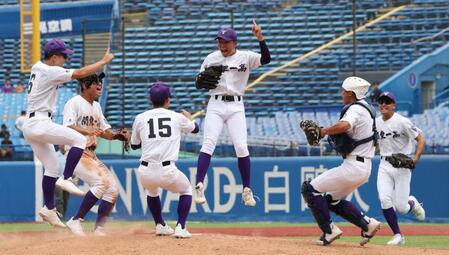 優勝し歓喜の関東第一（撮影・金田祐二）