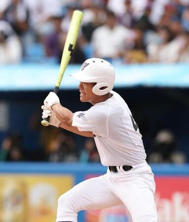 １回、先制適時打を放つ関東第一・井口瑛太（撮影・金田祐二）
