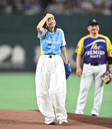 始球式を務め苦笑いの上戸彩。後方は井口資仁氏（撮影・開出牧）