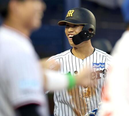 ３回全セ２死一三塁、ＤｅＮＡ・小田康一郎の適時内野安打で生還し、笑顔を見せる阪神・岡城快生＝ＨＡＲＤ　ＯＦＦ　ＥＣＯスタジアム新潟（撮影・伊藤笙子）