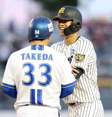 ３回、中前打を放ち、笑顔を見せる岡城（撮影・伊藤笙子）