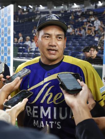 　プロ野球ＯＢが対戦する「サントリードリームマッチ２０２６」の試合前、取材に応じる野球日本代表の井口資仁新監督＝２７日、東京ドーム