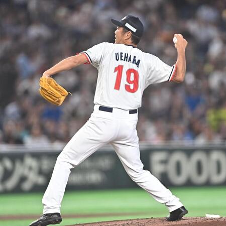 ドリーム・ヒーローズのユニホームに着替えて張本勲氏と対戦する上原浩治氏（撮影・開出牧）