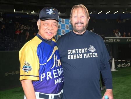試合前に談笑するバース氏（右）と掛布雅之氏（撮影・開出牧）