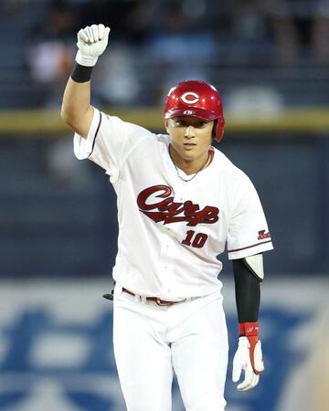 ４回、ガッツポーズの佐々木（撮影・伊藤笙子）