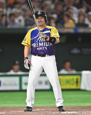 ８回、打席で笑顔を見せる井口資仁氏（撮影・開出牧）
