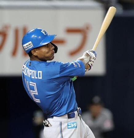 ９回、バックスクリーンへ３ランを放つエドポロ（撮影・伊藤笙子）