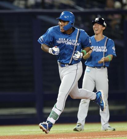 ９回全パ２死一二塁、バックスクリーンへ３ランを放ち、満面の笑みを浮かべる日本ハム・エドポロケイン（中央）＝ＨＡＲＤ　ＯＦＦ　ＥＣＯスタジアム新潟（撮影・伊藤笙子）