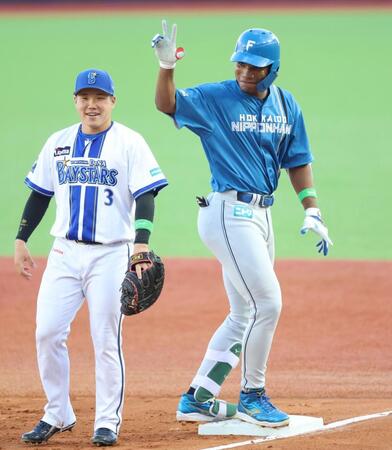 １回、先制適時打を打ち、塁上で右手を挙げるエドポロ（右）＝撮影・伊藤笙子