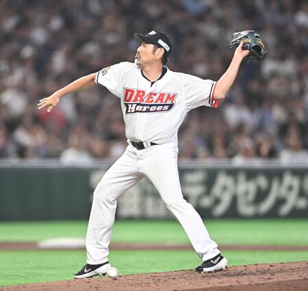 投手交代を告げられグラブを投げる下柳剛氏（撮影・開出牧）