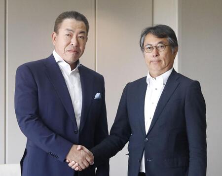　大島宇一郎オーナー（右）に前半戦の報告をした中日・井上監督