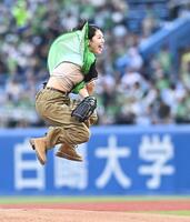 始球式を務め大はしゃぎのガールズグループのＭＥ：ＩのＭＯＭＯＮＡ＝２６日