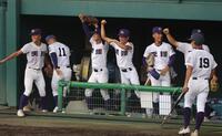 １回、関村偉千陽の適時二塁打に盛り上がる天理ナイン（撮影・中田匡峻）