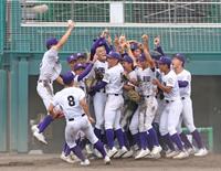 奈良大付を破り、２年連続夏の甲子園出場を決めた天理ナイン（撮影・中田匡峻）