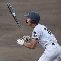 １回、適時二塁打を放つ天理・関村偉千陽（撮影・中田匡峻）