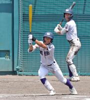 ７回、２点適時打を放つ天理・永井仁之丞（撮影・中田匡峻）