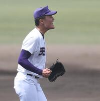 １回、ピンチで奈良大付・角田雄星を空振り三振に斬り、ほえる天理・長尾亮大（撮影・中田匡峻）