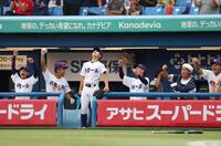 １回、鈴木将生の適時打で盛り上がる関東第一ベンチ（撮影・金田祐二）
