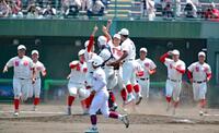 甲子園出場を決め、喜びを爆発させる智弁和歌山ナイン（撮影・坂部計介）