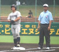 先制打を放った立命館宇治・江原（左）