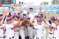 総揚げされる関東第一・米沢貴光監督（撮影・金田祐二）