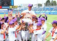 胴上げされる関東第一・井口瑛太（撮影・金田祐二）