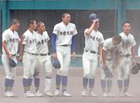 天理に敗れ、涙を流す奈良大付・新城楓雅（中央）ら奈良大付ナイン（撮影・中田匡峻）