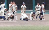 天理に敗れ、泣き崩れる奈良大付・新城楓雅（１）ら奈良大付ナイン（撮影・中田匡峻）