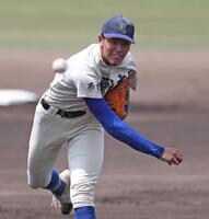 ２回、力投する先発投手の奈良大付・新城楓雅（撮影・中田匡峻）