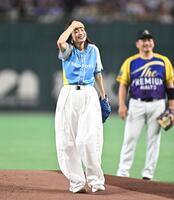 始球式を務め苦笑いの上戸彩。後方は井口資仁氏（撮影・開出牧）