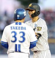 ３回、中前打を放ち、笑顔を見せる岡城（撮影・伊藤笙子）