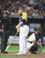 ５回、打席に立つも申告敬遠され笑みを浮かべる張本勲氏（撮影・開出牧）