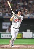 ４回、バース氏、掛布氏に続いて登場したＴ－岡田氏（撮影・開出牧）