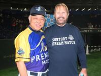 試合前に談笑するバース氏（右）と掛布雅之氏（撮影・開出牧）