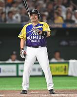 ８回、打席で笑顔を見せる井口資仁氏（撮影・開出牧）