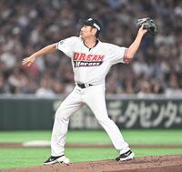 投手交代を告げられグラブを投げる下柳剛氏（撮影・開出牧）