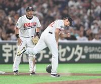 松田宣浩氏（左）の失策にぶち切れてグラブをたたきつける下柳剛氏（撮影・開出牧）