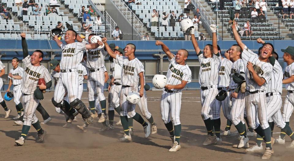 　東海大大阪仰星にサヨナラ勝ちし、喜びを爆発させる箕面学園ナイン（撮影・中田匡峻）