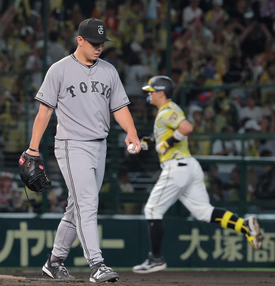 ６回、佐藤輝（右）に先制ソロを浴びた小笠原（撮影・西田忠信）