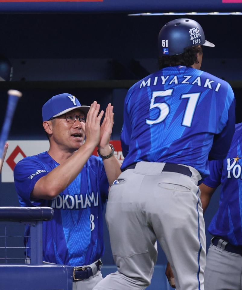 ４回表、同点ソロを放った宮崎を迎える相川監督