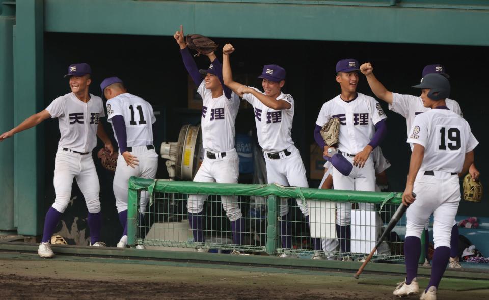 １回、関村偉千陽の適時二塁打に盛り上がる天理ナイン（撮影・中田匡峻）