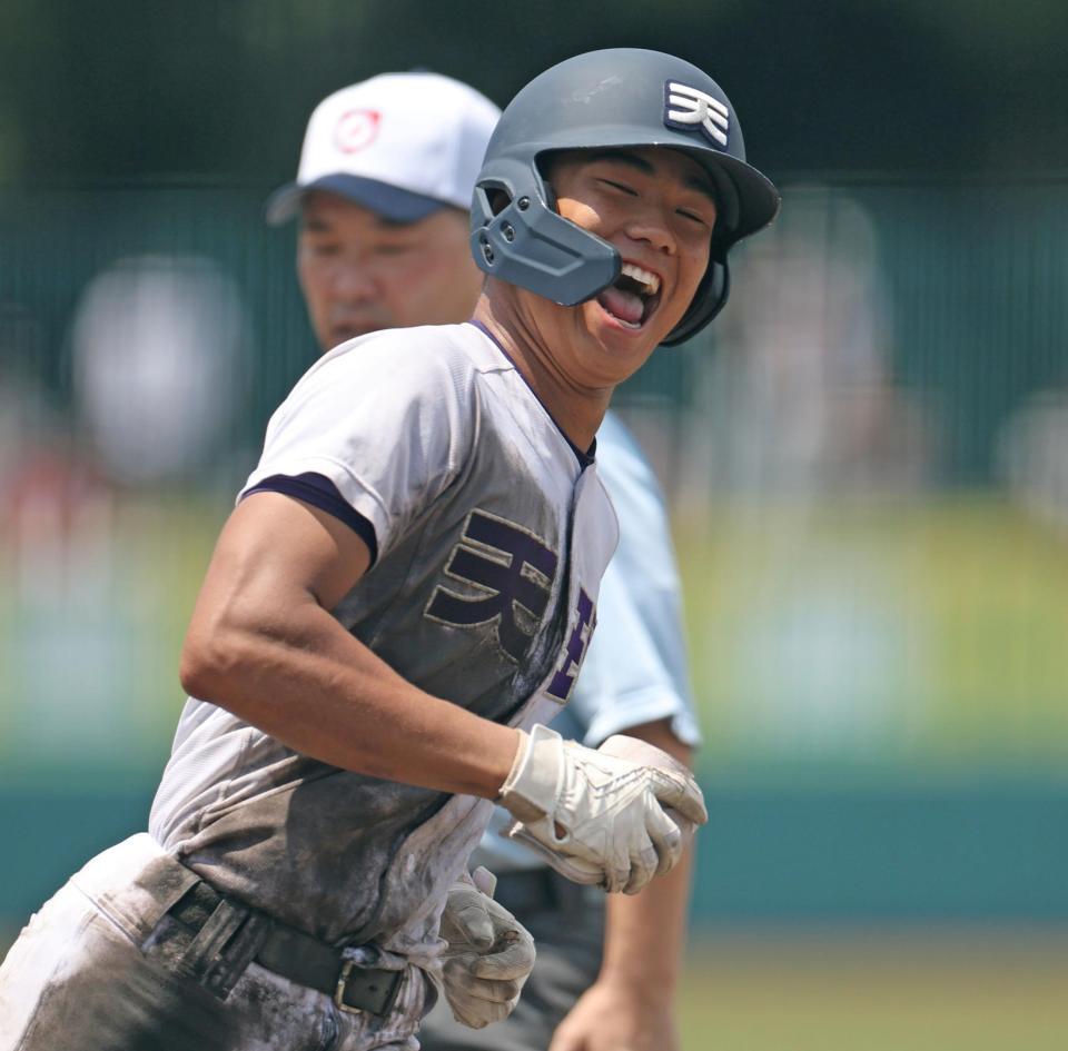 ６回、センターへ３ランを放ち、笑顔を見せる天理・関村偉千陽（撮影・中田匡峻）