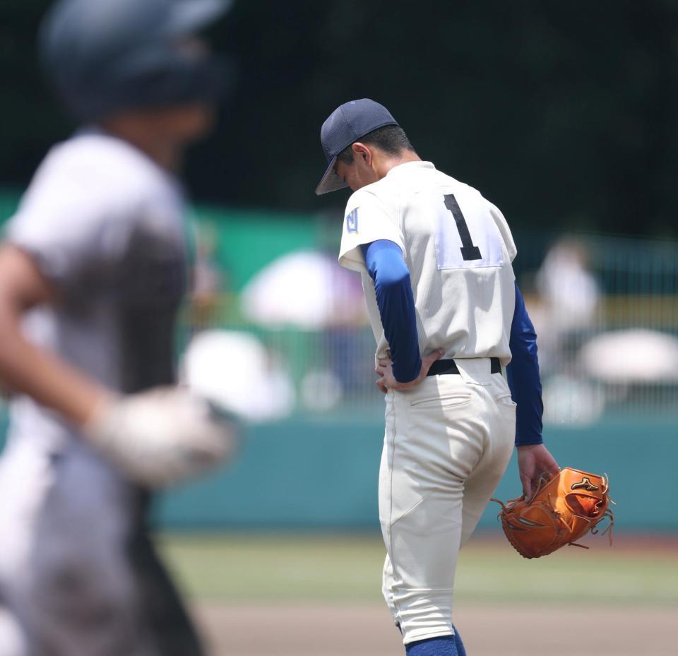 ６回、天理・関村偉千陽（手前）に３ランを浴び、肩を落とす奈良大付・新城楓雅（撮影・中田匡峻）